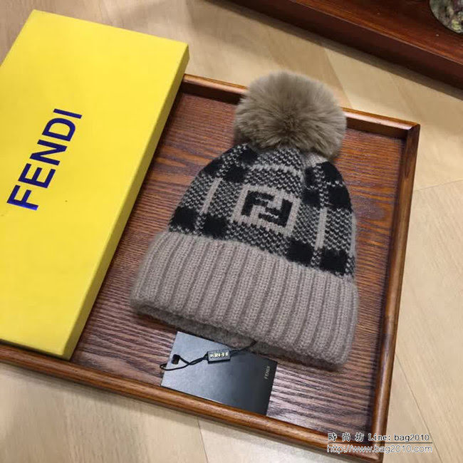 FENDI芬迪 爆款 羊絨混紡配大毛球原單針織帽 LLWJ8493